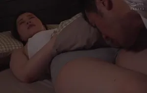 3 ngày ông chồng đi công việc, người vợ ở nhà nữa đêm bị bố ông xã mò vào phòng